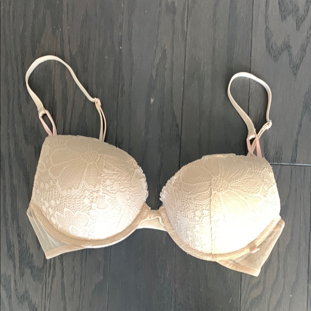Victoria’s Secret Elegant Push-Up Lace Bra Size 32D